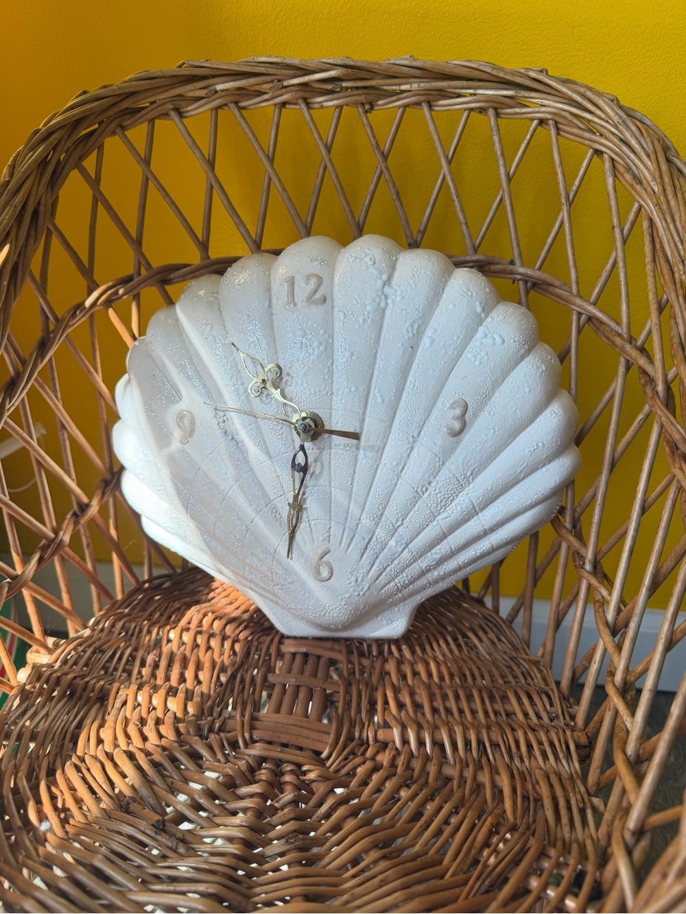 Vintage Clock Sea Shell Pattern With Gold Colored Hands 11” x 9.5”